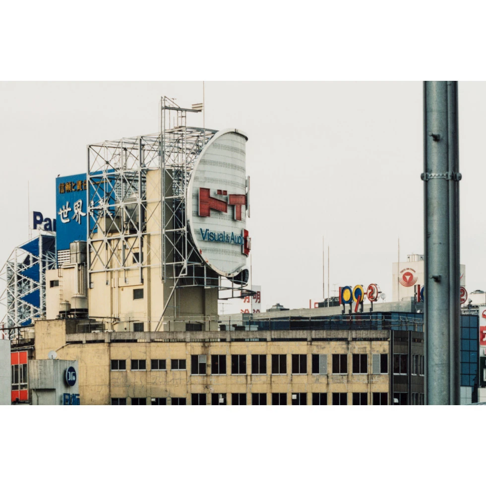 <a href="https://www.ueshima-collection.com/artist-list/322" style="color:inherit">THOMAS STRUTH</a>:City tracks (Omron) Tokyo, Shibuya-Ku
