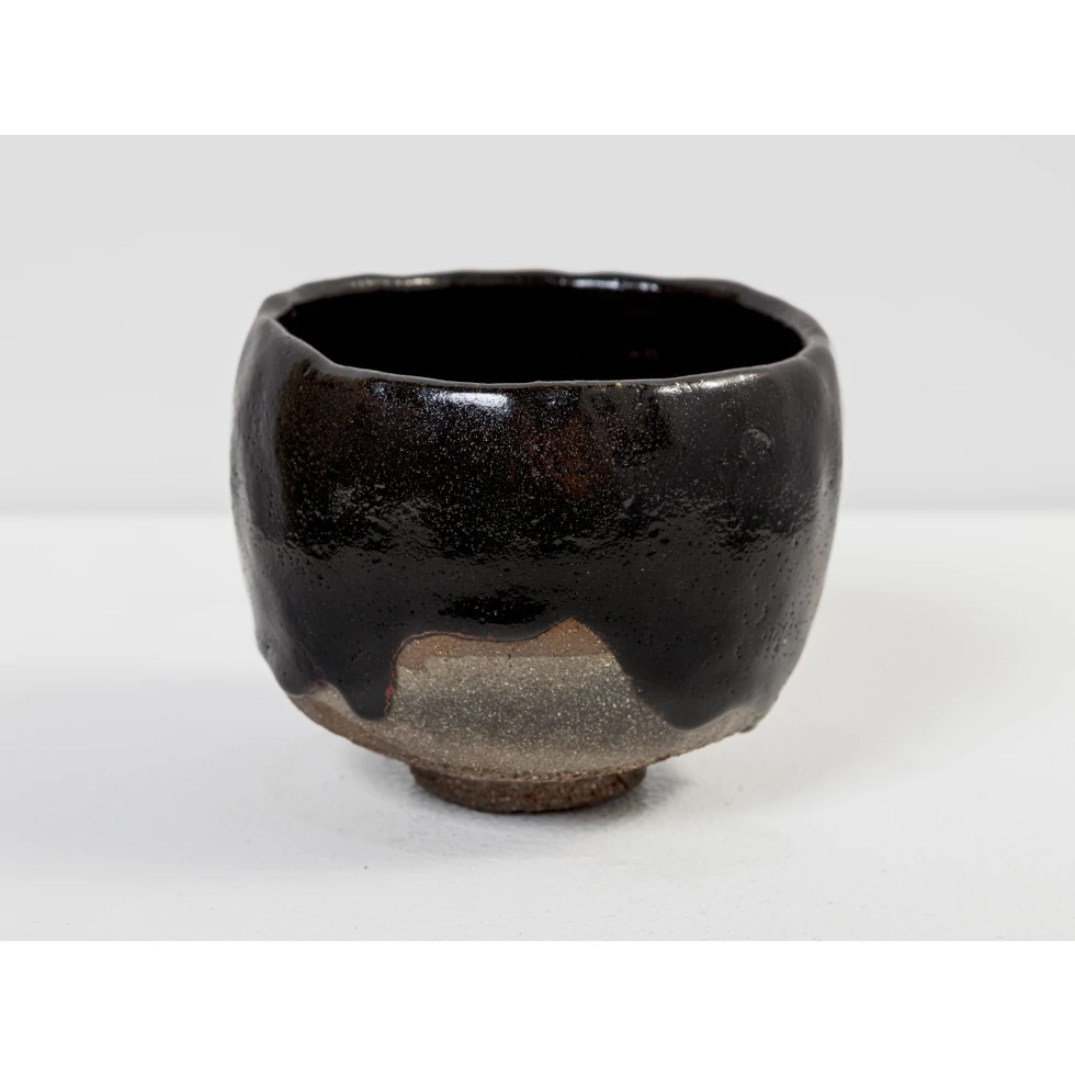<a href="https://ueshima-collection.com/artist-list/335" style="color:inherit">十六代樂吉左衛門</a> / <a href="https://ueshima-collection.com/artist-list/335" style="color:inherit">KICHIZAEMON RAKU XVI</a>:黒樂茶碗 / Black Raku Tea Bowl