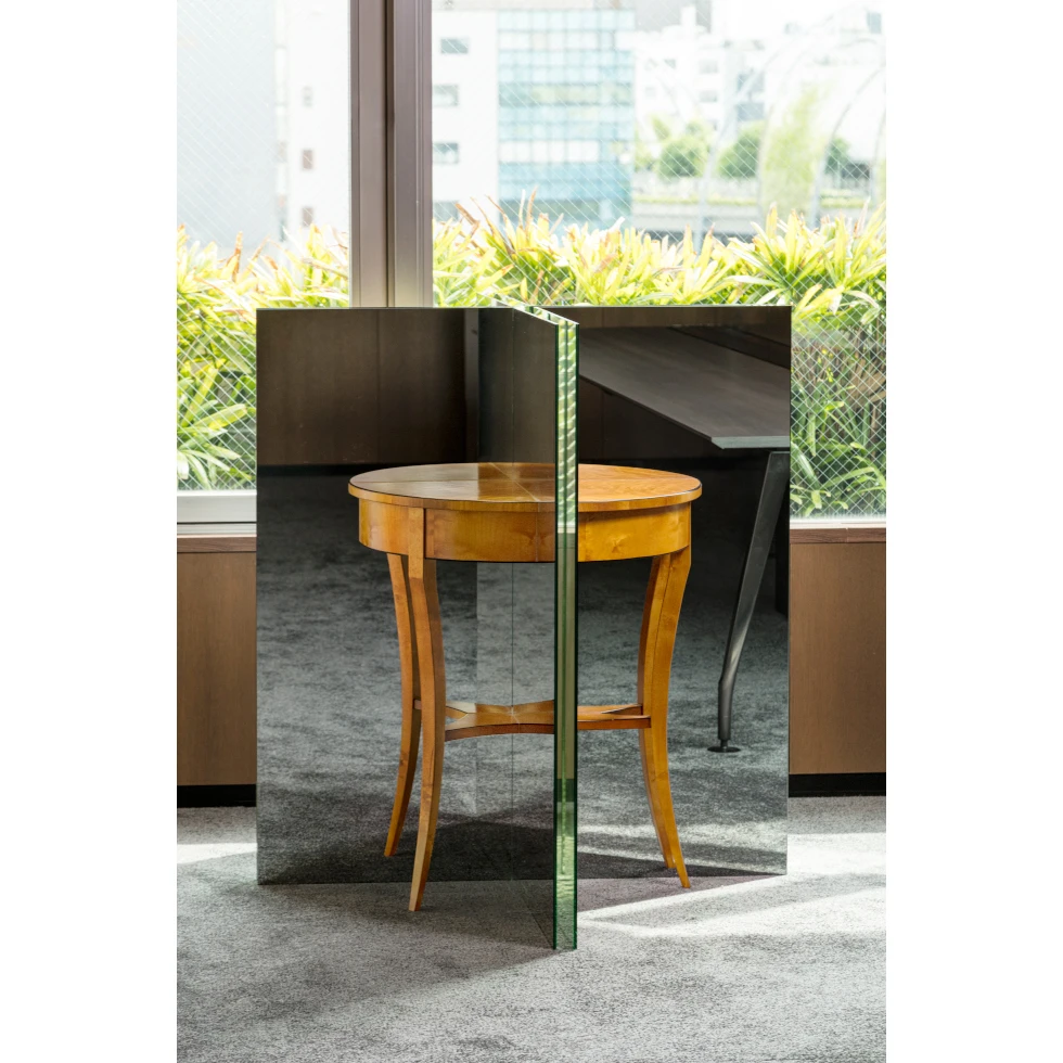<a href="https://www.ueshima-collection.com/artist-list/340" style="color:inherit">Alicja Kwade</a>:Ein Tisch ist ein Bild (A table is a painting)
