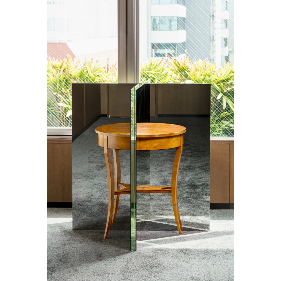 <a href="https://www.ueshima-collection.com/artist-list/340" style="color:inherit">Alicja Kwade</a>:Ein Tisch ist ein Bild (A table is a painting)