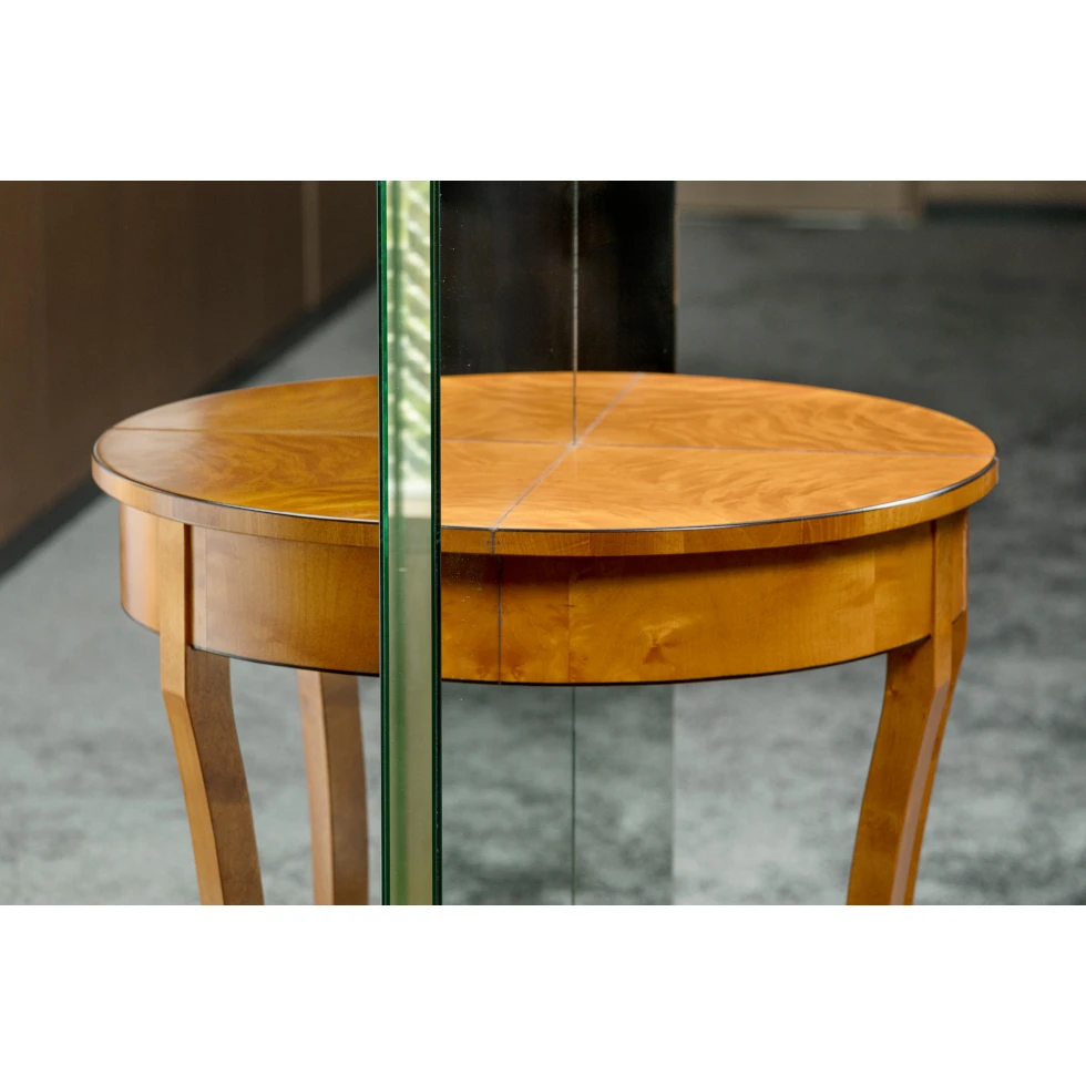 <a href="https://www.ueshima-collection.com/artist-list/340" style="color:inherit">Alicja Kwade</a>:Ein Tisch ist ein Bild (A table is a painting)