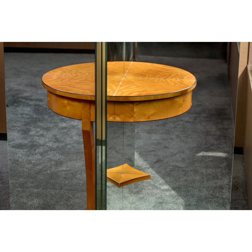 <a href="https://www.ueshima-collection.com/artist-list/340" style="color:inherit">Alicja Kwade</a>:Ein Tisch ist ein Bild (A table is a painting)