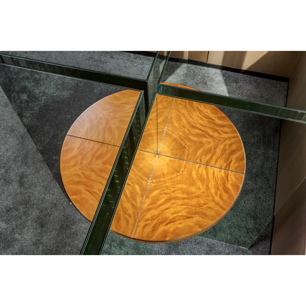 <a href="https://www.ueshima-collection.com/artist-list/340" style="color:inherit">Alicja Kwade</a>:Ein Tisch ist ein Bild (A table is a painting)