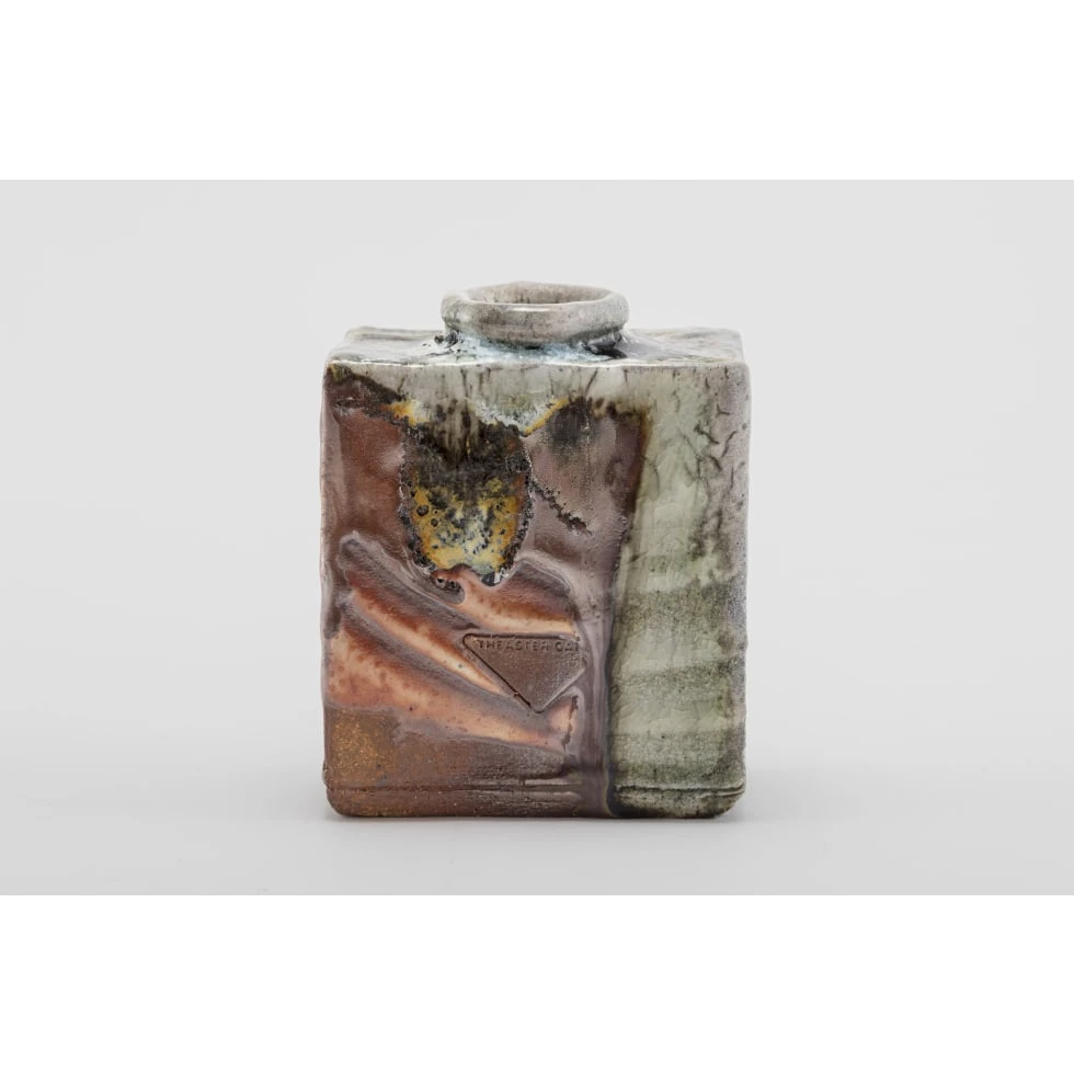 <a href="https://www.ueshima-collection.com/artist-list/130" style="color:inherit">THEASTER GATES</a>:Square Kaki