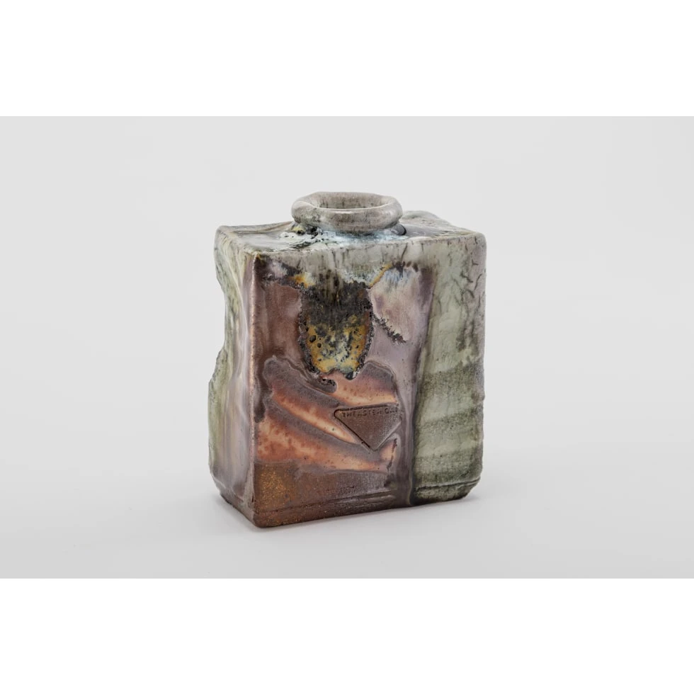 <a href="https://www.ueshima-collection.com/artist-list/130" style="color:inherit">THEASTER GATES</a>:Square Kaki