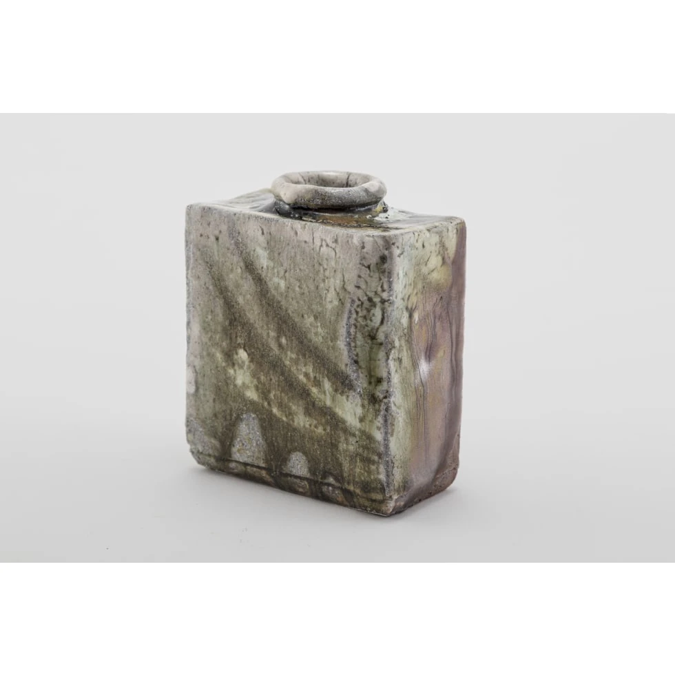 <a href="https://www.ueshima-collection.com/artist-list/130" style="color:inherit">THEASTER GATES</a>:Square Kaki