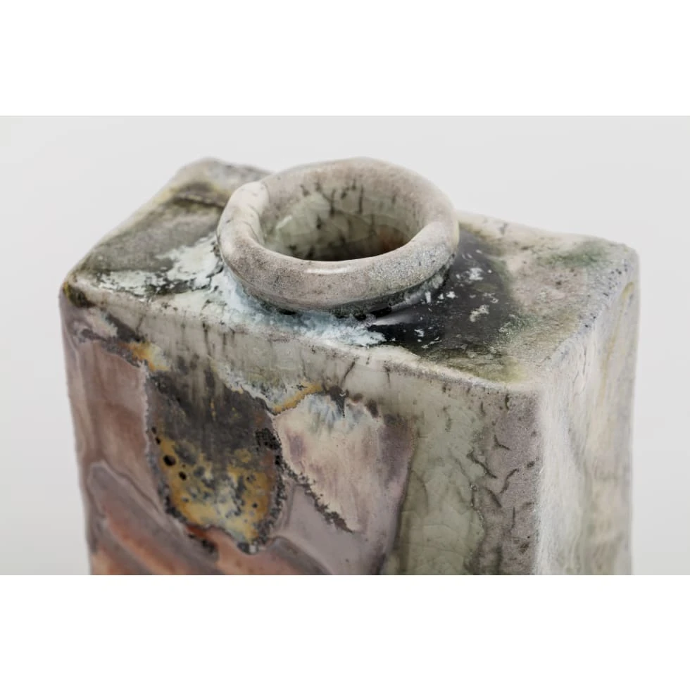 <a href="https://www.ueshima-collection.com/artist-list/130" style="color:inherit">THEASTER GATES</a>:Square Kaki